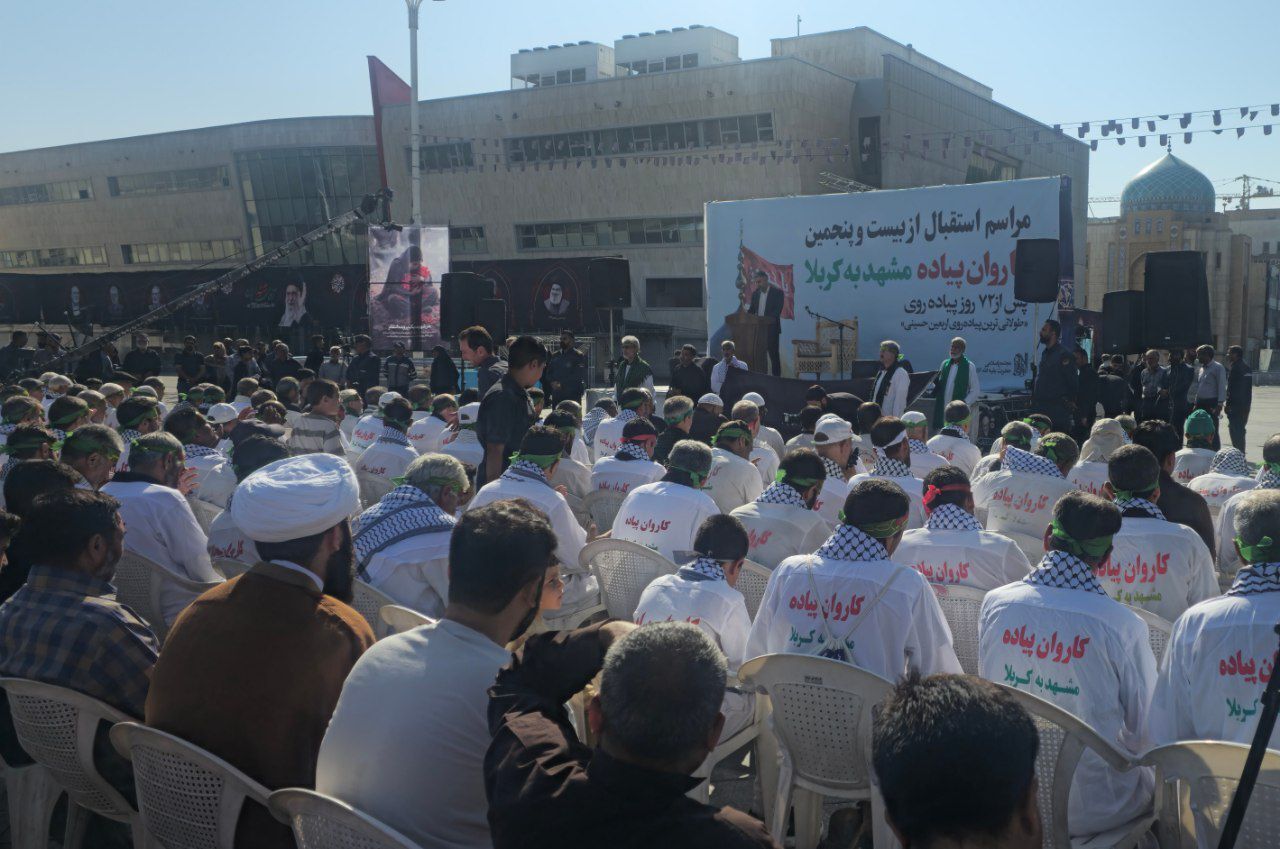 قافلة تقطع مسافة 2200 كلم من مشهد إلى كربلاء سيرا على الأقدام قافلة تقطع مسافة 2200 كلم من مشهد إلى كربلاء سيرا على الأقدام