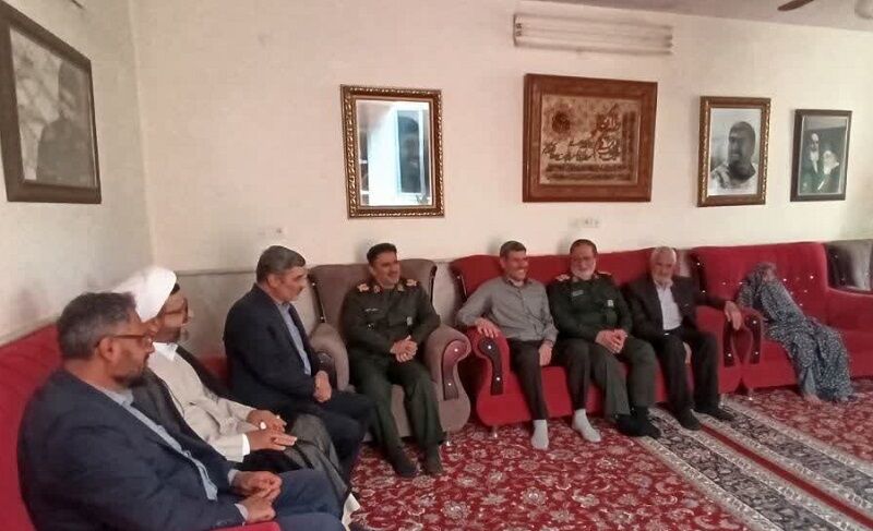 دیدار جانشین فرمانده کل سپاه با خانواده شهید در بجنورد