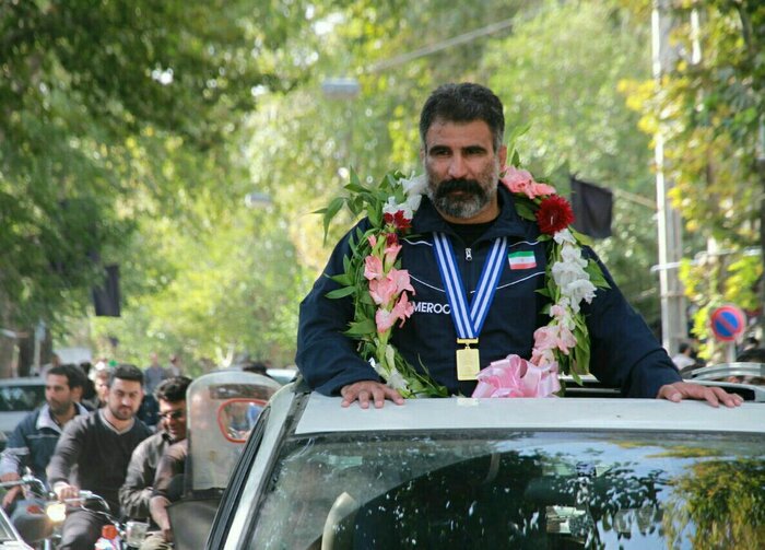 مدال روی سینه بود، نان روی سفره نبود