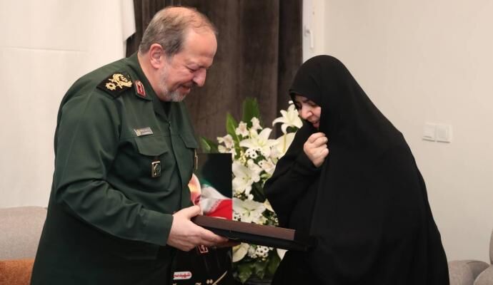 درجه سرلشکری سه شهید وزارت دفاع به خانوادههایشان اهدا شد
