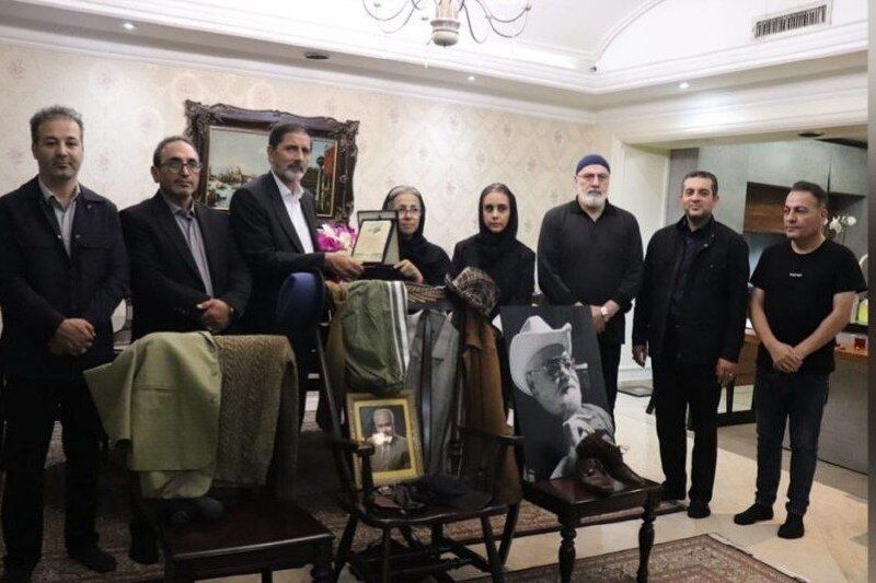 یادگاری‌های اکبر عبدی به موزه شهرداری اردبیل اهدا شد