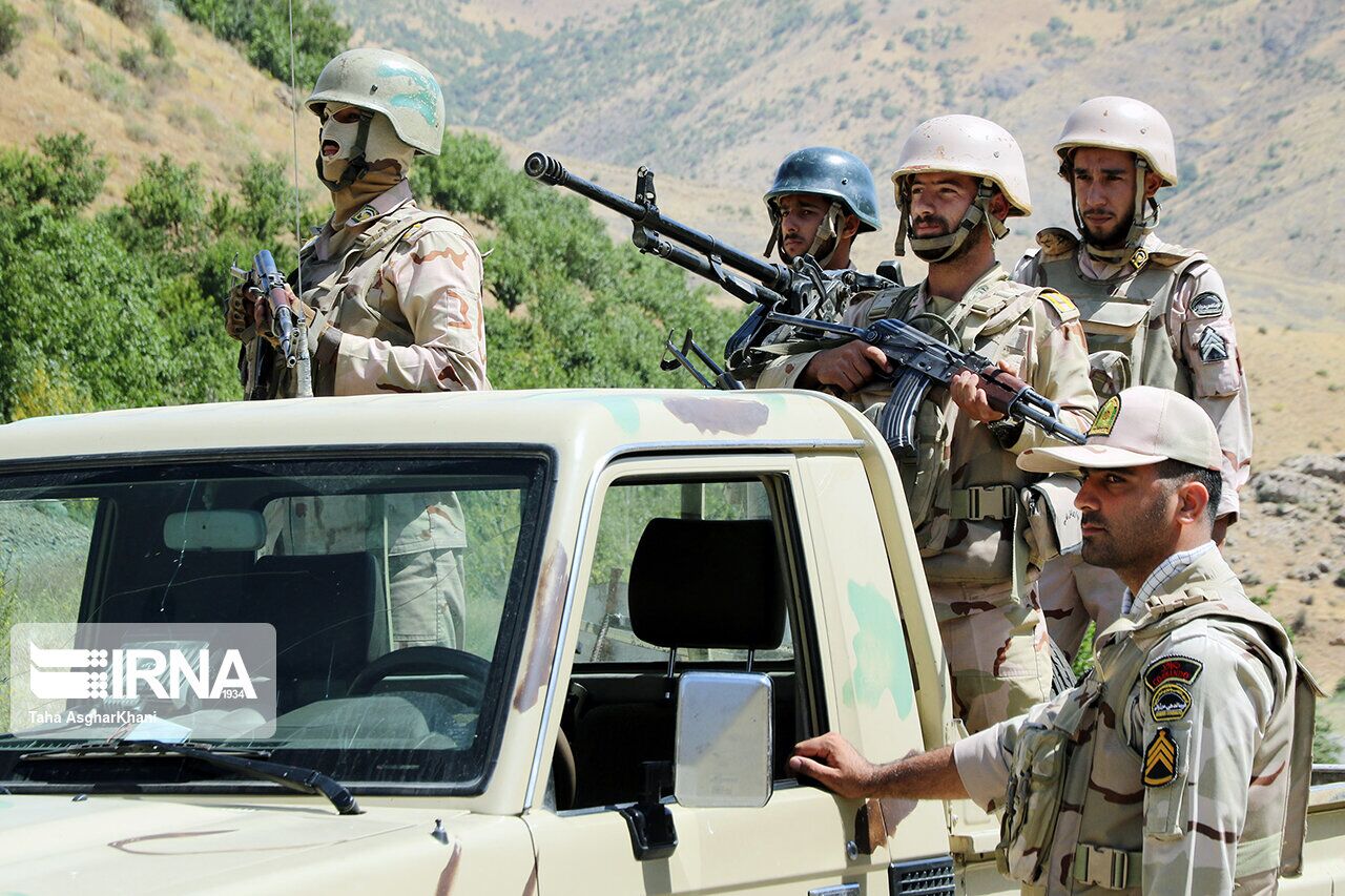 استرداد ۲۴ عابر غیرمجاز توسط مرزبانان هنگ مرزی ارومیه استرداد ۲۴ عابر غیرمجاز توسط مرزبانان هنگ مرزی ارومیه