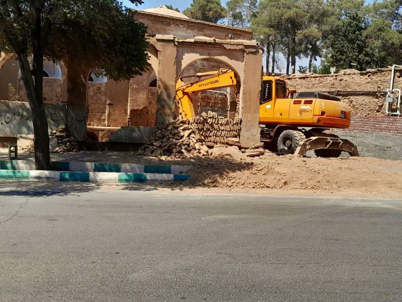 مرمت با بیل مکانیکی!؛ خطر بیخ گوش خانه‌های‌ تاریخی در کرمان
