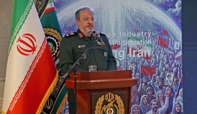 سرپرست وزارت دفاع: ایران هرگز تسلیم فشار نمیشود
