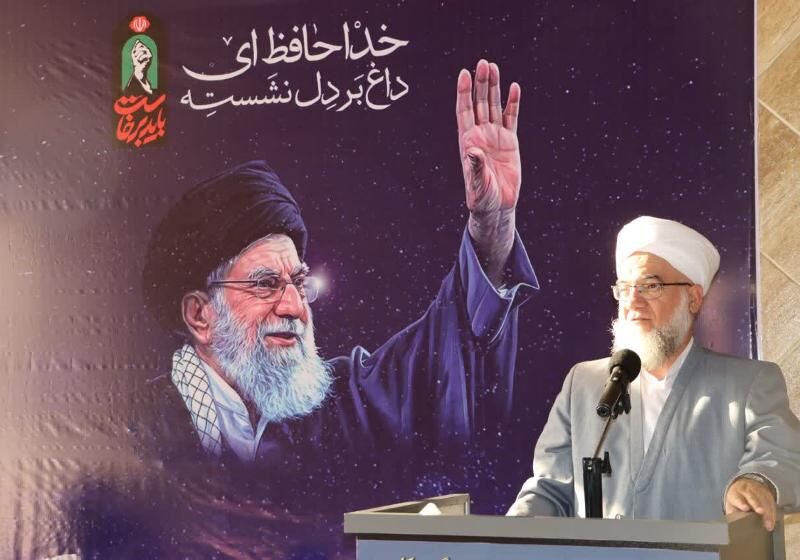 روحانی اهل سنت: مردم ایران، پرچم مبارزه با استکبار را زمین نخواهند گذاشت