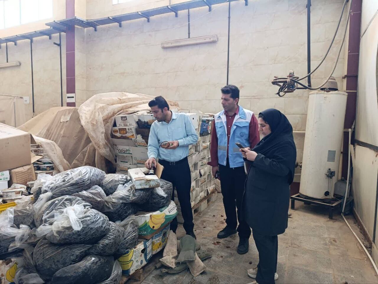 کشف و توقیف بیش از ۱۲ تن خرما، نوشابه، غیرقابل مصرف در آبادان