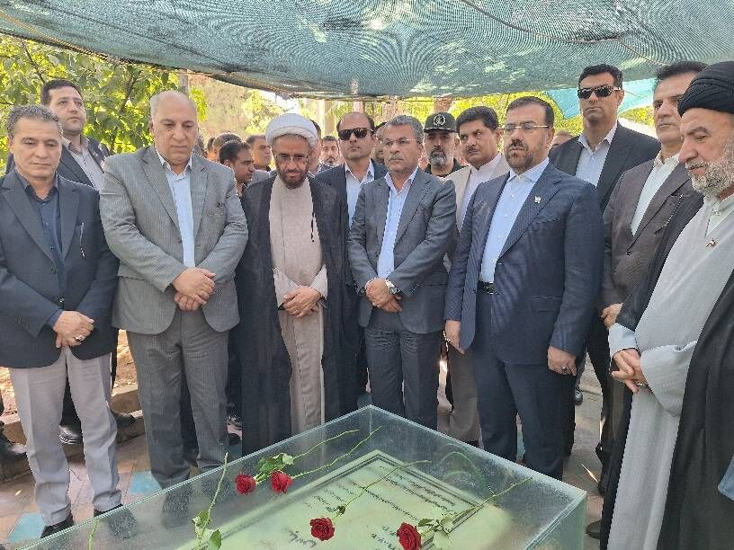 ادای احترام به شهدا، آغازگر برنامه‌های ویژه هفته دولت در استان فارس