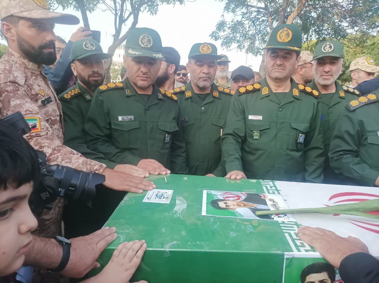 شهرستان اصلاندوز فرزند شهید خود را به آغوش می‌کشد