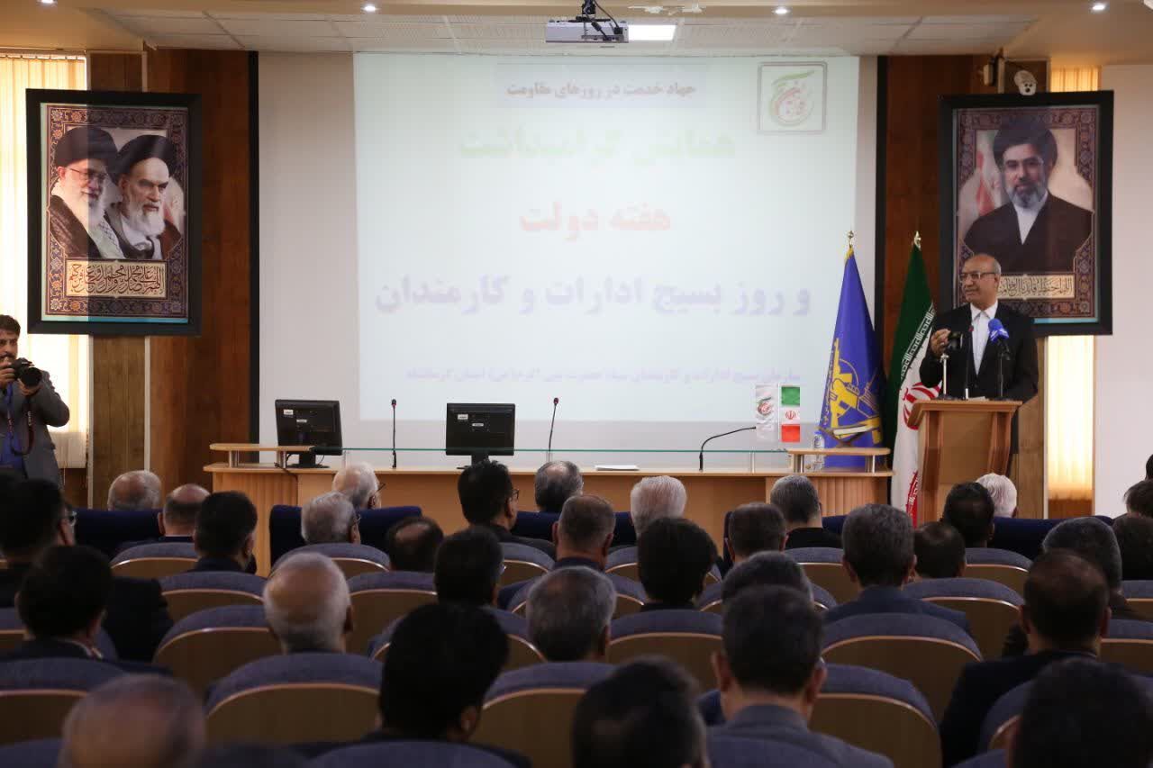 دولت در شرایط فشارهای اقتصادی و نظامی دشمن، مقتدرانه ایستاده و به مردم خدمت می‌کند