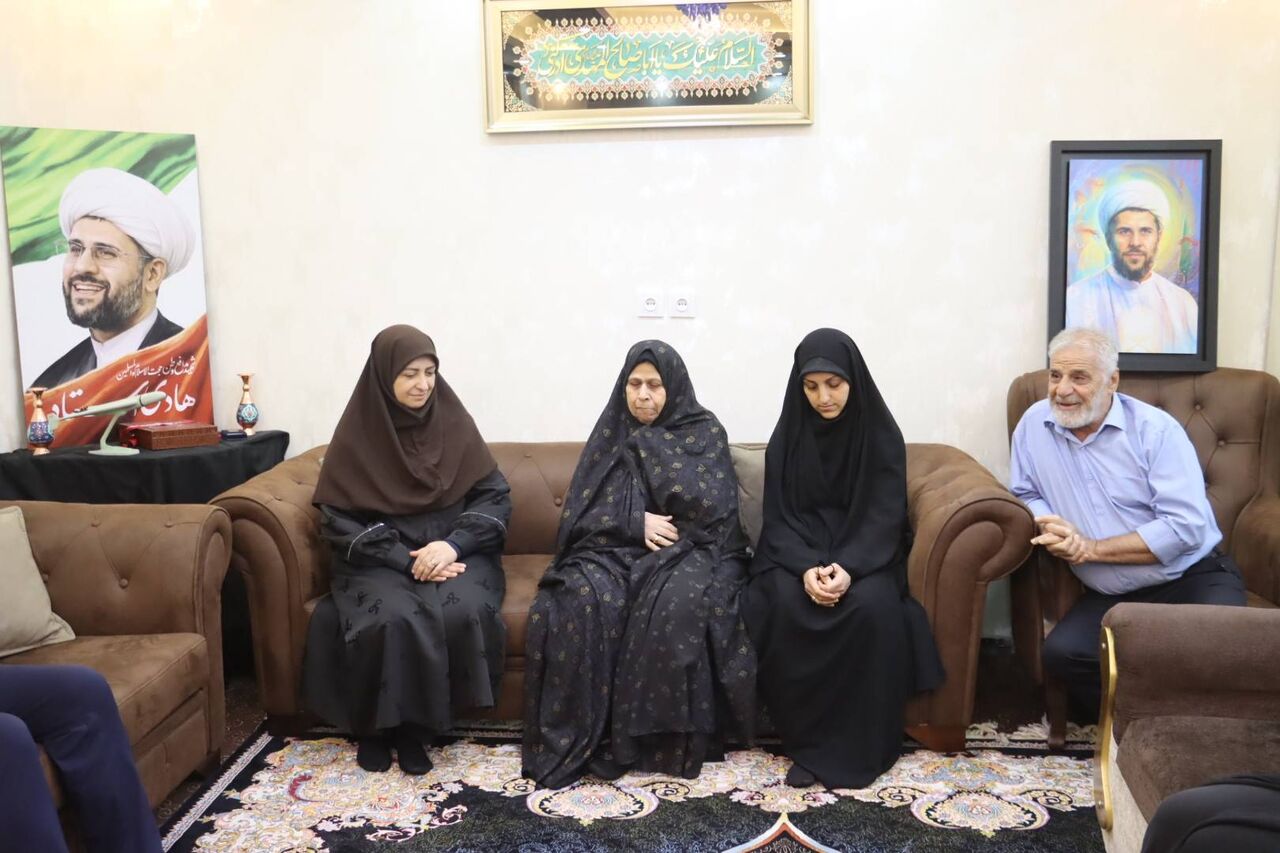 دیدار رئیس سازمان حفاظت محیط زیست با خانواده شهید هادی استاد