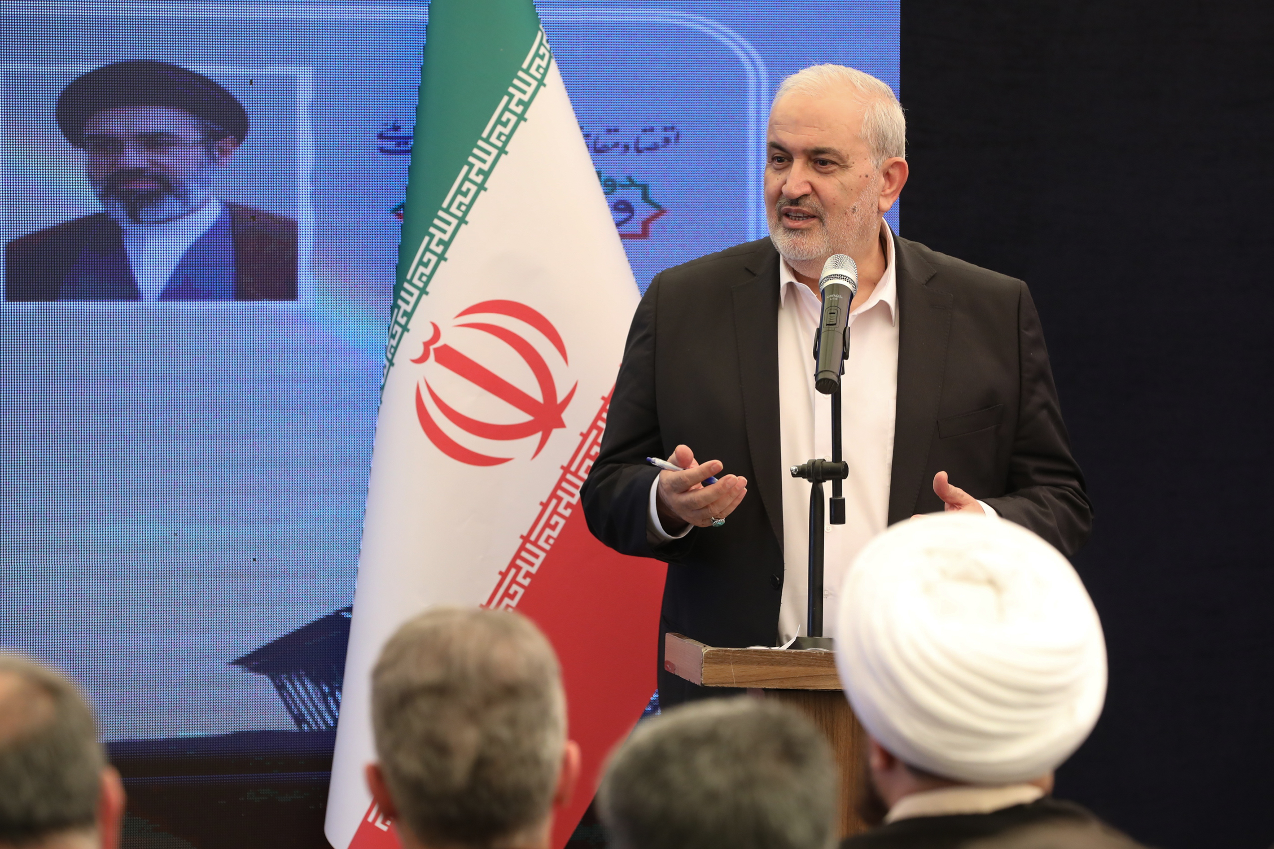 تأکید رئیسجمهور بر حمایت تمامقد از تولیدکنندگان داخلی پنلهای خورشیدی