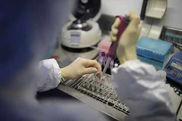 زنگ خطر بحران نقدینگی آزمایشگاههای تهران؛ مطالبات بیمهای پرداخت نمیشود