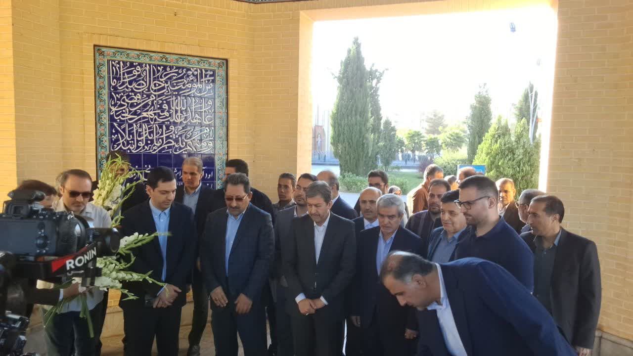 ادای احترام وزیر صنعت معدن تجارت به مقام والای شهدای اصفهان