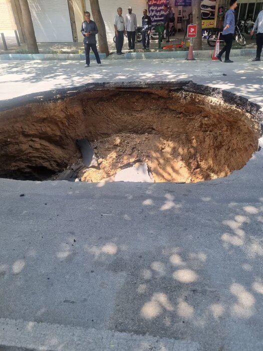 نشت فاضلاب در خیابان نشاط اصفهان حفرهای به عمق ۵ متر ایجاد کرد