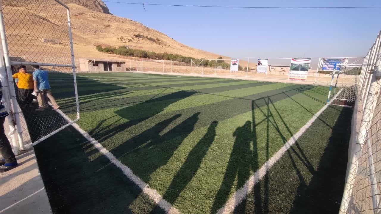 افتتاح نخستین زمین چمن مصنوعی روستای چهر هرسین با حضور استاندار کرمانشاه