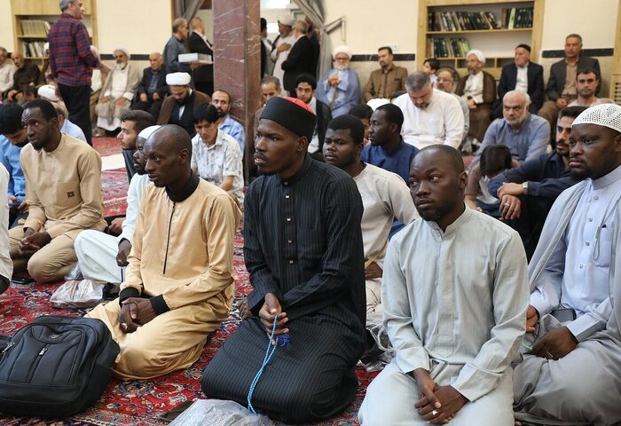 مراسم عمامهگذاری طلاب توسط آیت الله مکارم شیرازی