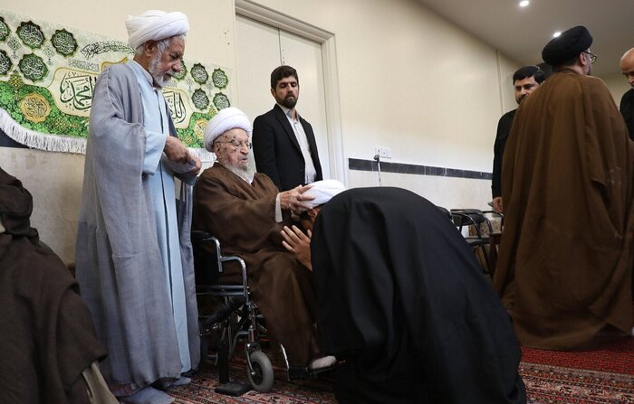 مراسم عمامه‌گذاری طلاب توسط آیت الله مکارم شیرازی
