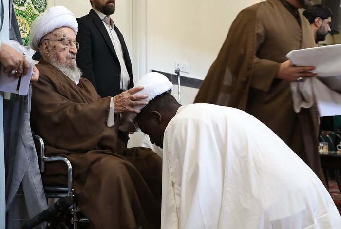 مراسم عمامه‌گذاری طلاب توسط آیت الله مکارم شیرازی