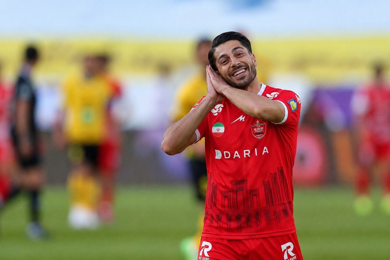 فیلم/ گل اول پرسپولیس به استقلال در دربی ۱۰۷؛ طلسم دروازه آبی‌ها شکسته شد