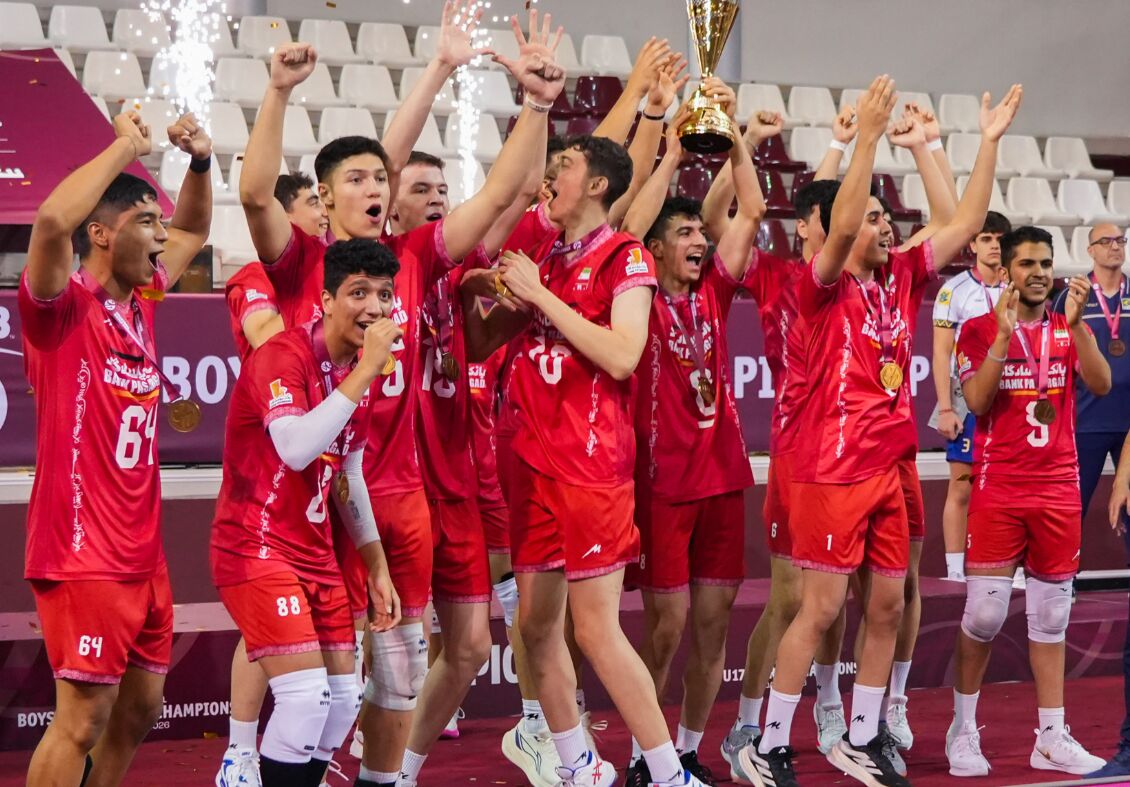 رئيس الاتحاد الدولي للكرة الطائرة يهنئ المنتخب الإيراني للناشئين بتتويجه بطلا للعالم رئيس الاتحاد الدولي للكرة الطائرة يهنئ المنتخب الإيراني للناشئين بتتويجه بطلا للعالم