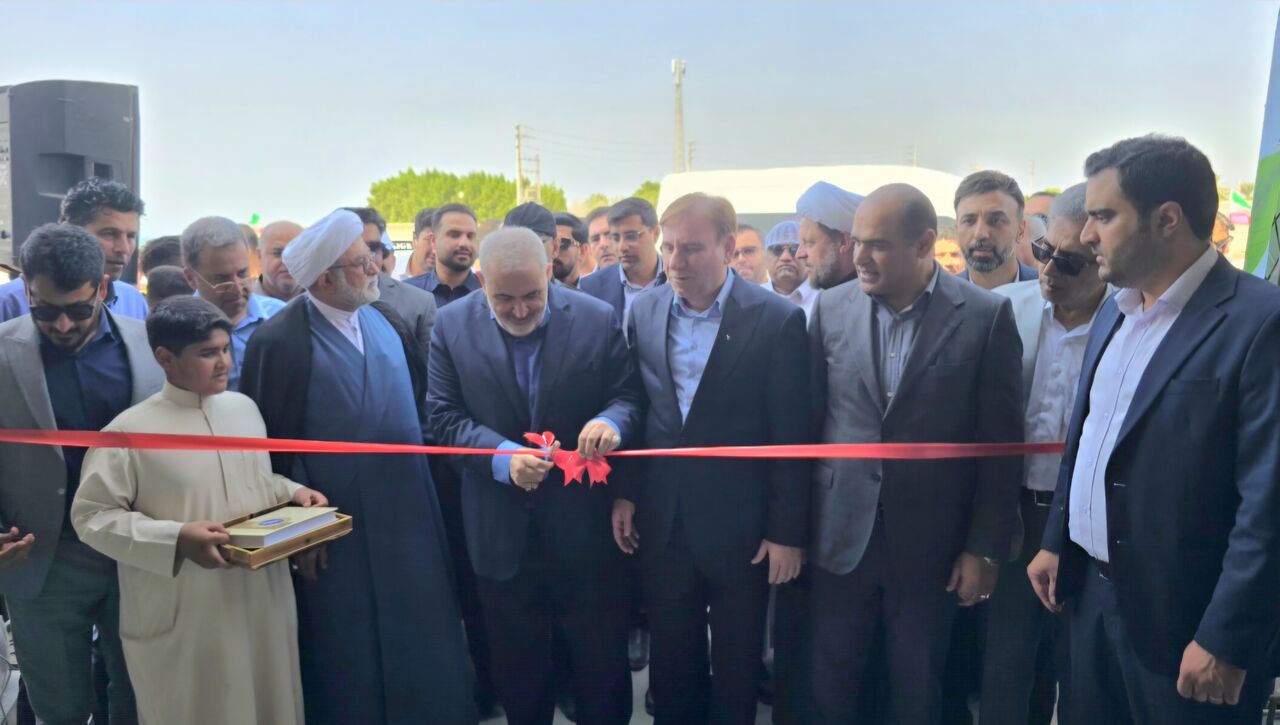 آبشیرینکن یکهزار مترمکعبی عسلویه با حضور وزیر نیرو بهره برداری شد آبشیرینکن یکهزار مترمکعبی عسلویه با حضور وزیر نیرو بهره برداری شد