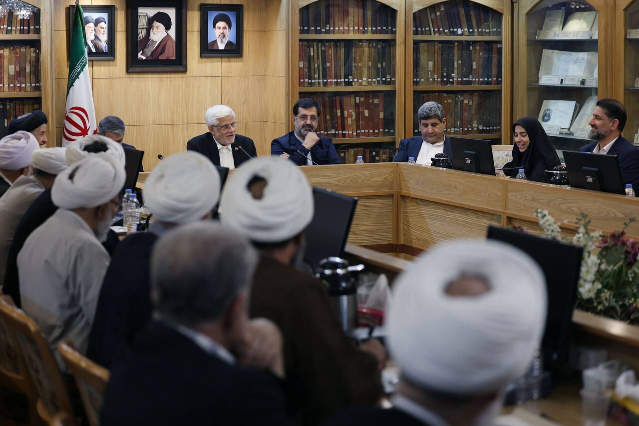 عارف: هیچ منع شرعی برای انتخاب وزیر زن وجود ندارد