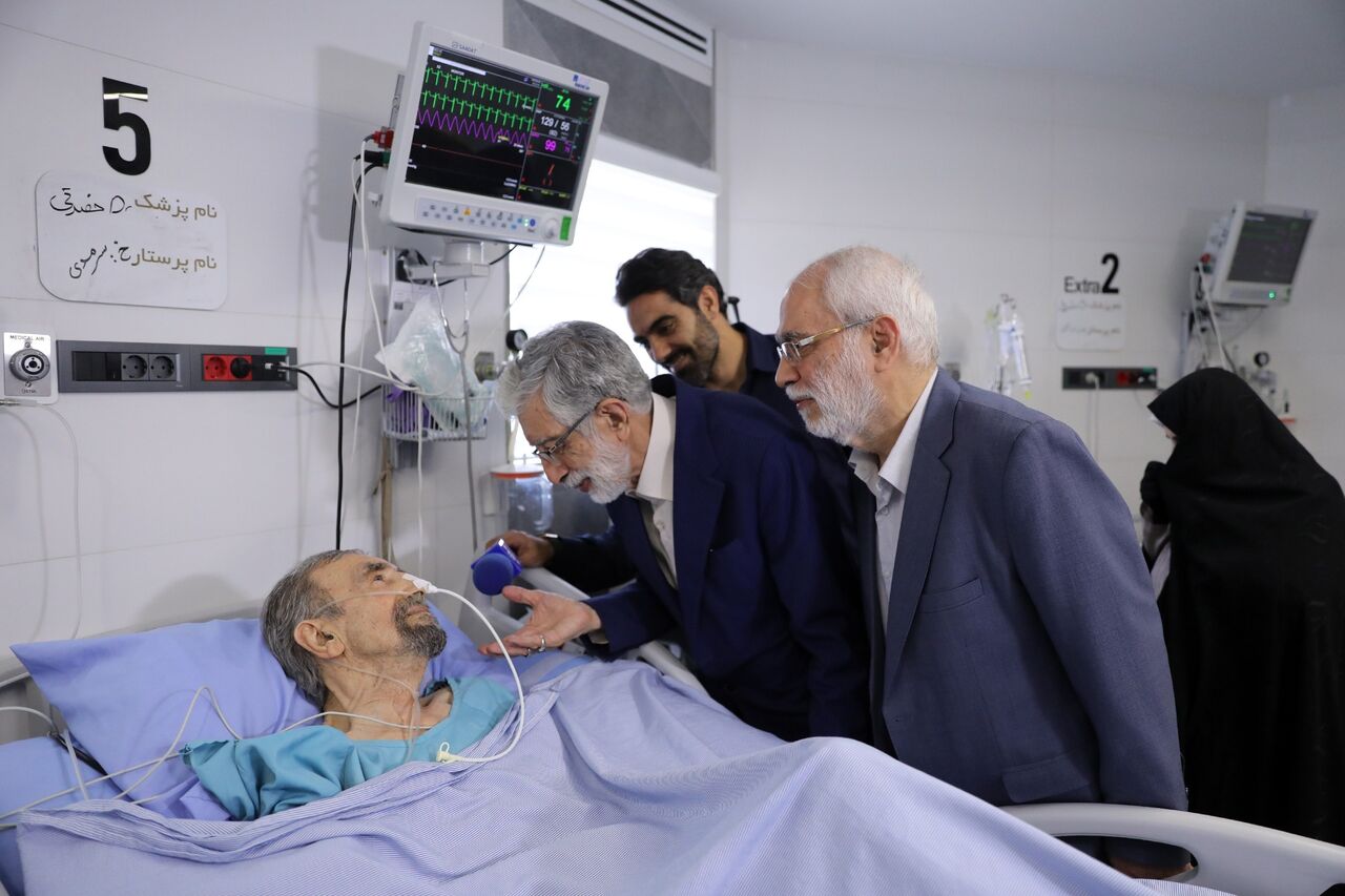 عیادت نمایندگان رهبر معظم انقلاب از سیدعلی موسوی گرمارودی