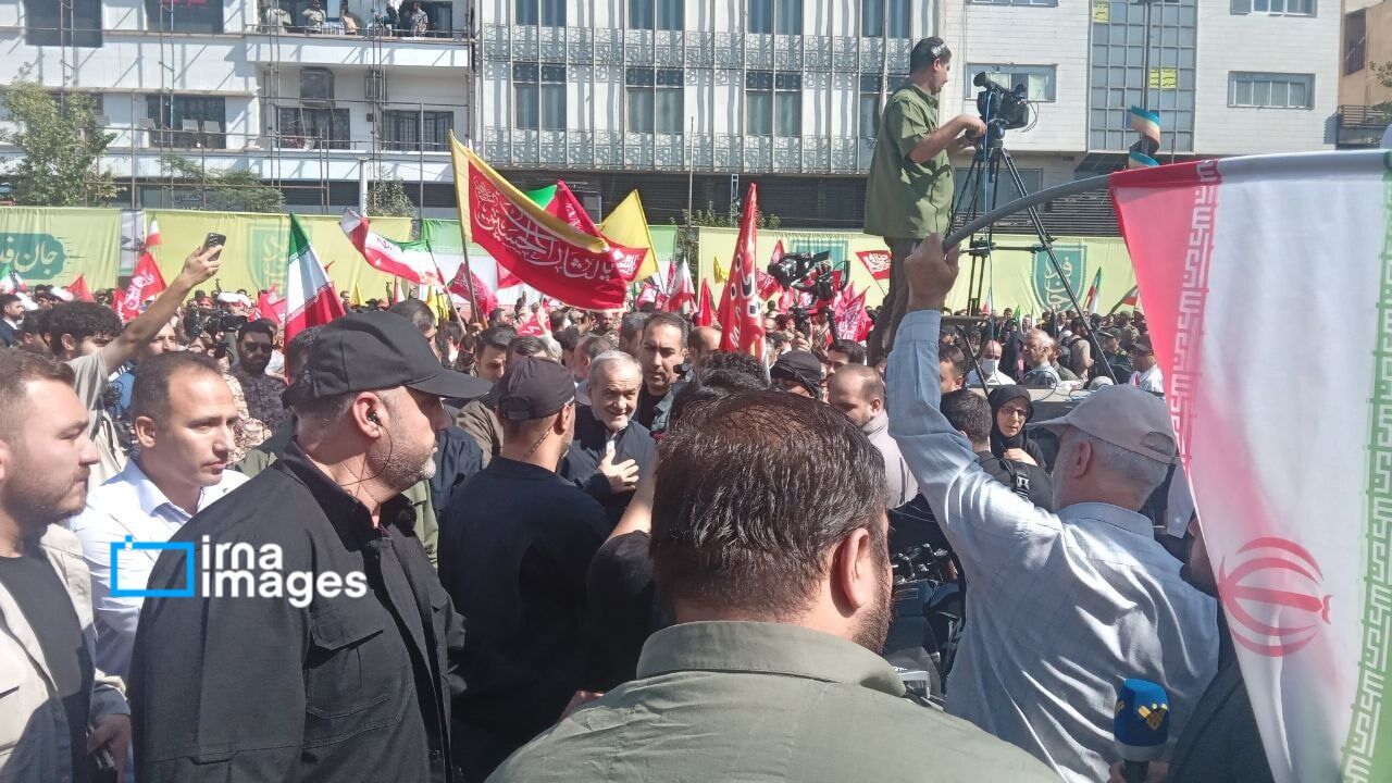 Pezeshkian Praises Jan-Fada Rally as Sign of Public Commitment to Protecting Iran