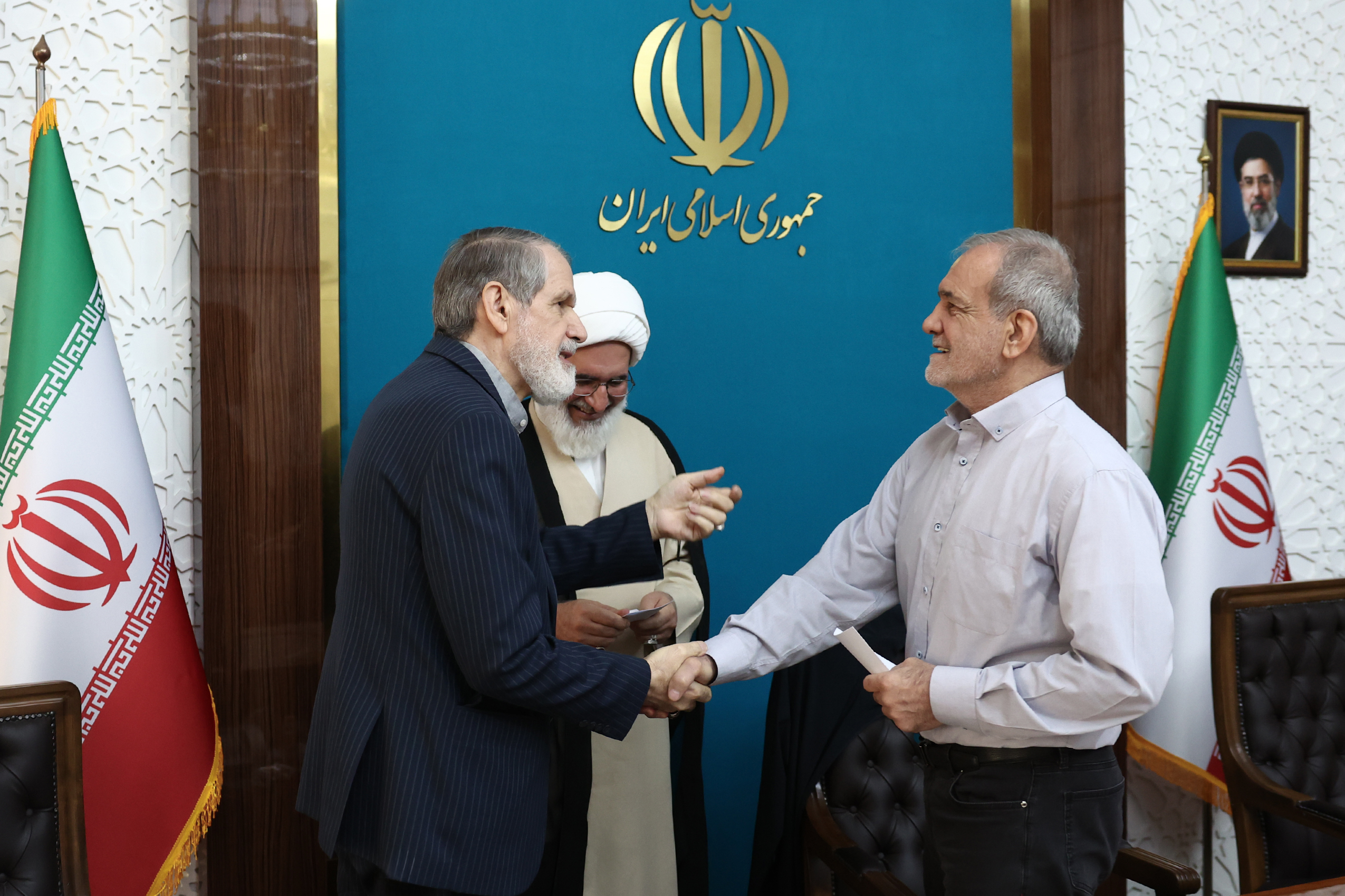 دعوت از همه برای مشارکت در حل مسائل کشور/ انتقاد درباره عملکرد دولت در تئوری ساده است
