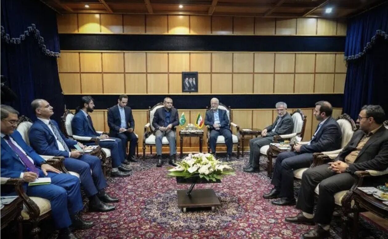 Iran and Pakistan agree to keep border crossings open around the clock