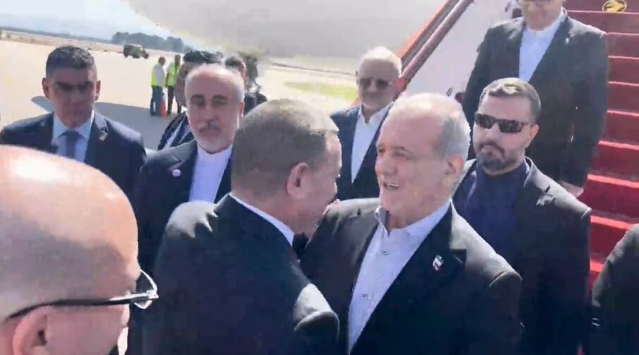 Report: Pezeshkian receives welcome from Algerian interior minister during airport stop