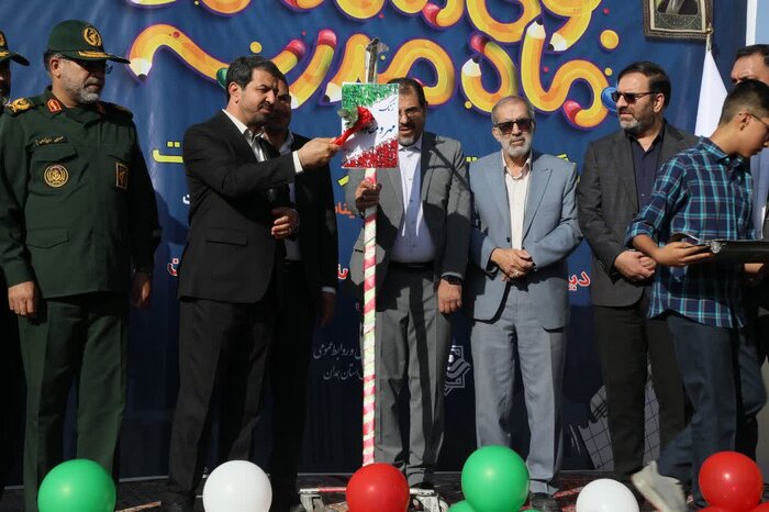 ۳۲۵ هزار دانش آموز همدانی کتاب به دست شدند
