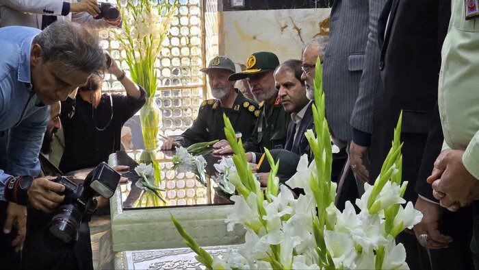 مهمانی لاله‌ها در ۳۰۰ گلزار شهدای یزد برگزار شد