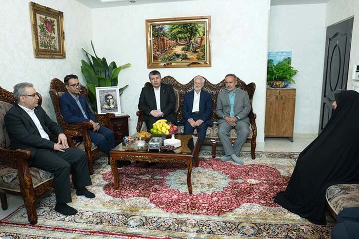 دیدار افشین خانی با خانواده اولین شهید بانک صادرات ایران