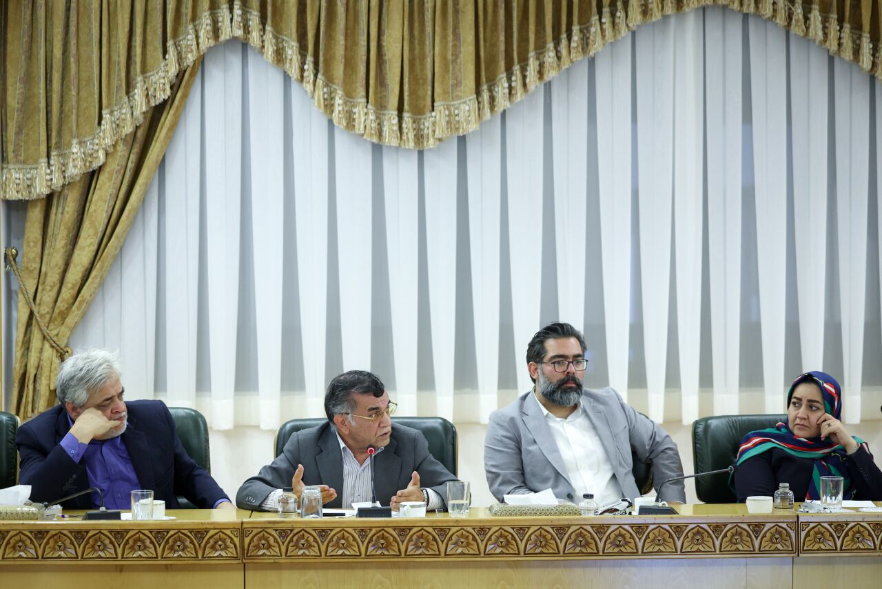 دیدار سه ساعت اصلاح‌طلبان با رئیس‌جمهور؛ تاکید بر عبور ایران با دو بال دیپلماسی و دفاع از وضعیت «نه جنگ، نه صلح»