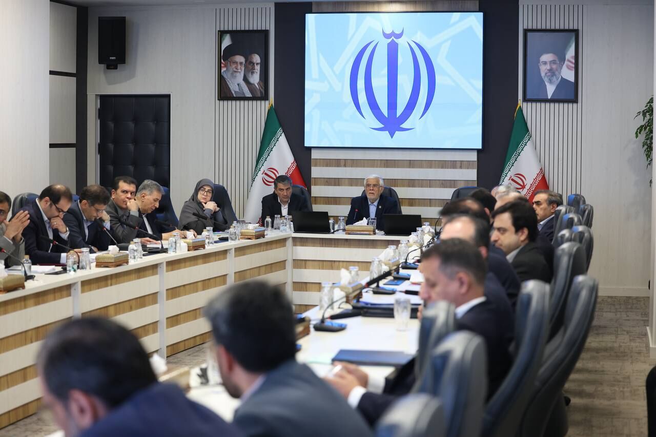 عارف: در کنار تهدیدها، ظرفیتهای کشور را ببینیم