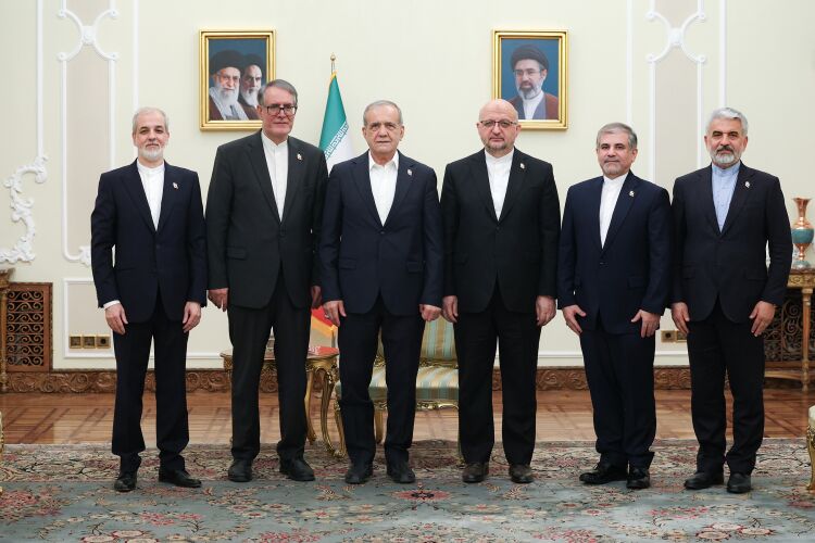 تأکید پزشکیان بر گسترش روابط چندجانبه و دفاع از منافع ملی