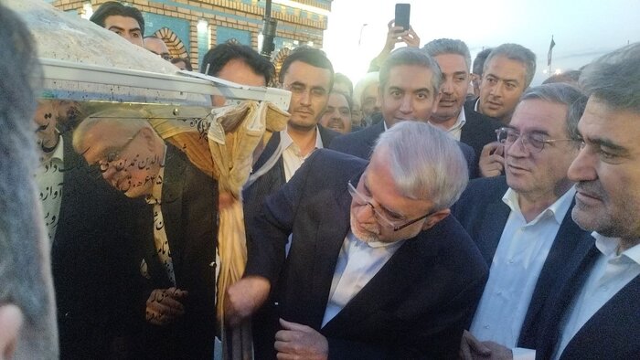 تمثال شمس تبریزی در خوی رونمایی شد