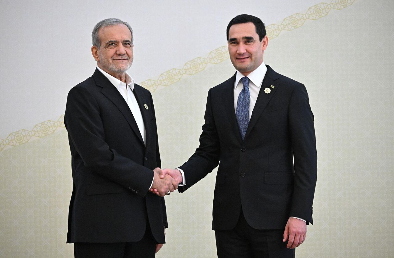 حضور پزشکیان در نشست سران سیآیاس و دیدار با پوتین