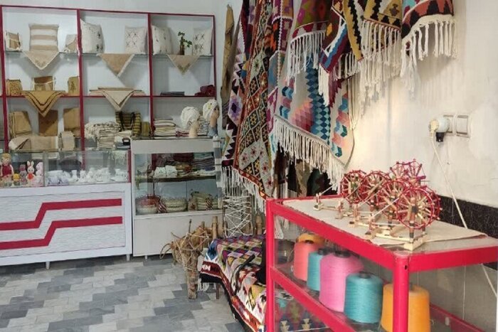 تار و پود موفقیت؛ احیای ملهبافی توسط دختری عشایری در گارجگان