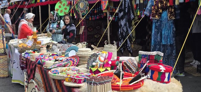استقبال مردم تهران از سیاه چادرهای عشایری