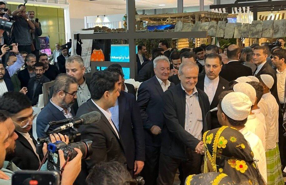 رئیسجمهور از نمایشگاه توانمندیهای روستایی و عشایری بازدید کرد