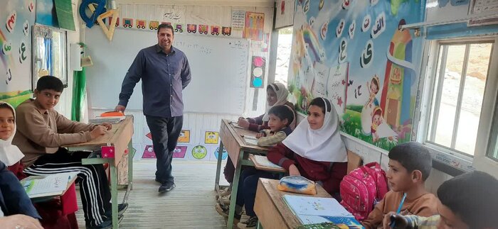 مرتضی نصرالهی ؛ معلمی که حدود 5 سال در مدرسه کانکسی روستای دره چپی بروجرد تدریس می کند