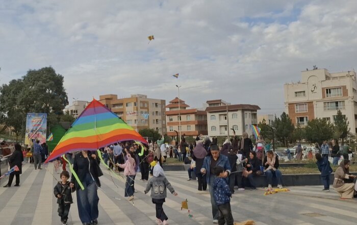 آسمان سنندج زیر بالهای رنگین بادبادکها