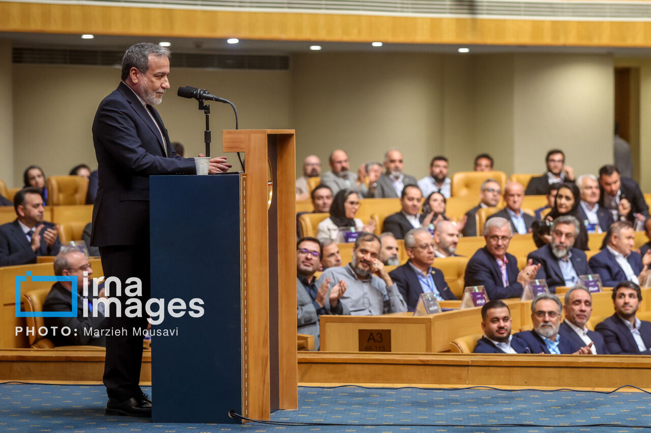 Iran FM praises exporters’ role, vows full support and cooperation