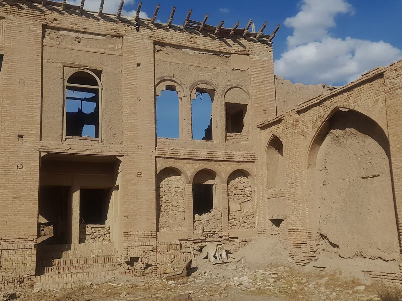 قلعه تاریخی «کلبعلی‌خان» روستای چمران ساوه در شیب فروپاشی + فیلم