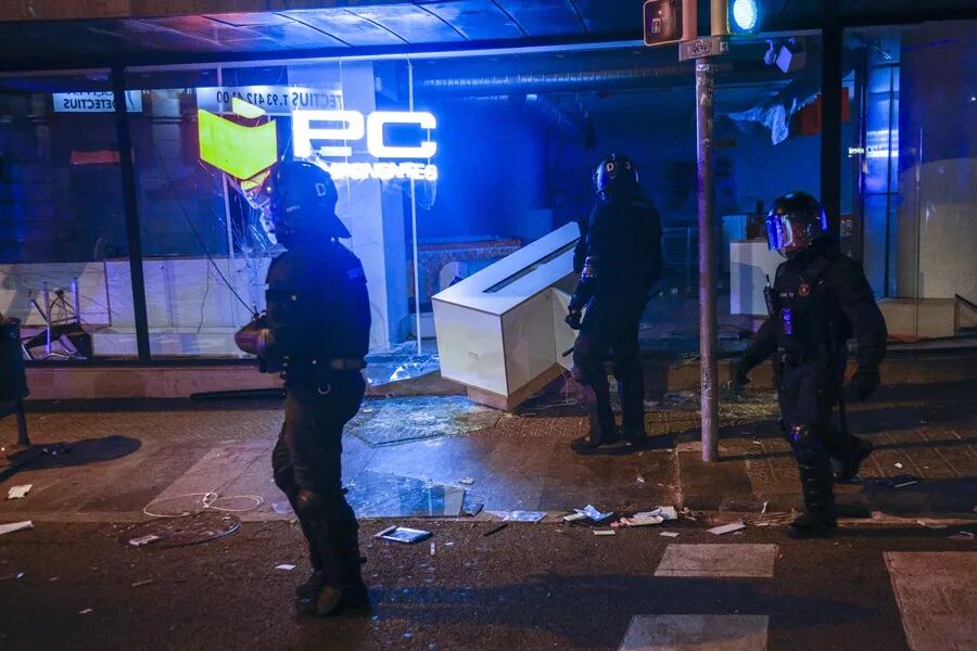 بازداشت ۱۲۸ نفر و مجروح شدن ۱۵ مأمور پلیس در ناآرامی‌های خیابانی بارسلونا