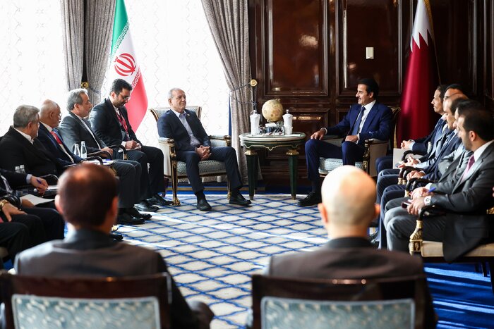 President Pezeshkian and Qatari Emir meet in Moscow, emphasize expanding energy cooperation