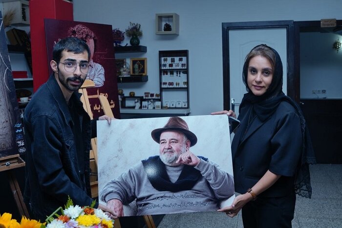 شمع یادبود اکبر عبدی افروخته شد/ انتشار فراخوان «۲۰ و ۴ دگرگونه اجرا»