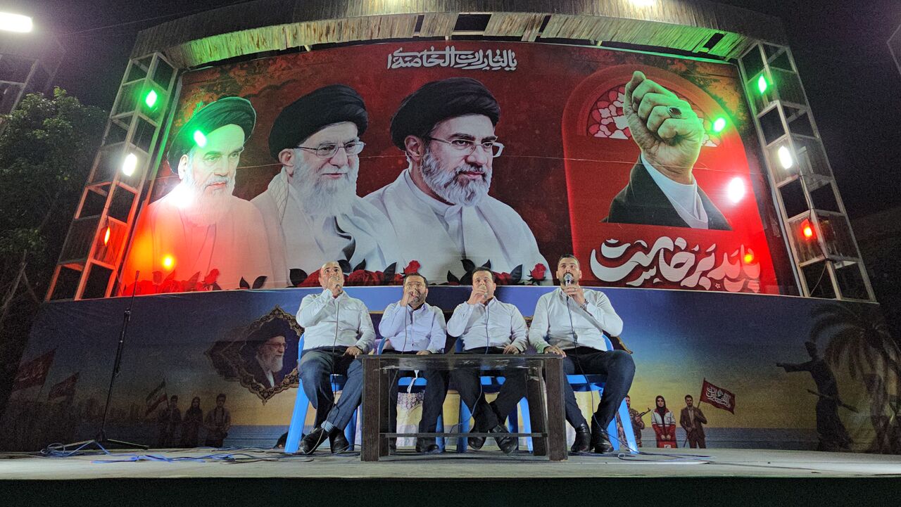 فیلم| تواشیح خوانی در اجتماع شبانه مردم در بوشهر